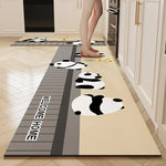 Motif de patte de panda sur un tapis dans une cuisine moderne.