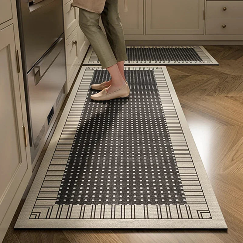 Un tapis noir et blanc avec un motif de lignes et de points décorés sur le sol de la cuisine.