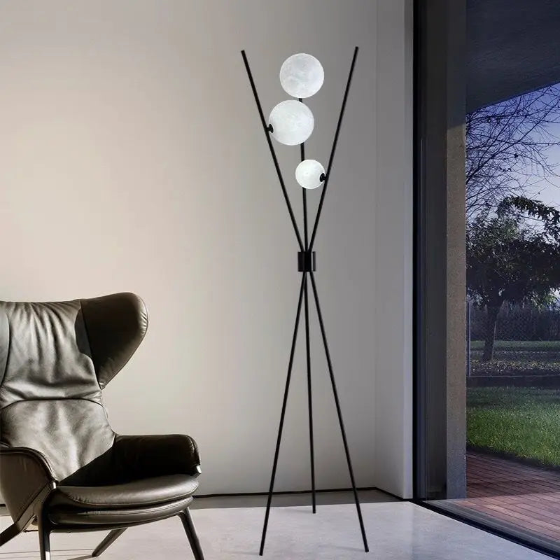 Lampadaire design lunaire noir dans salon moderne