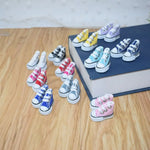 chaussures sport miniatures toile coton classiques baskets couleurs variées opaques enfants accessoires poupées