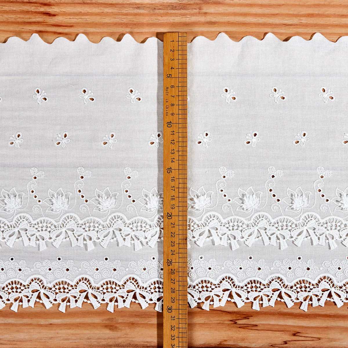tissu coton blanc broderie papillons fleurs bordure dentelée classique opacité travaux manuels