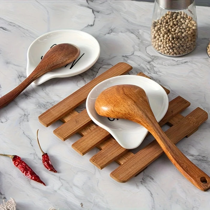 Repose-cuillère en céramique clair sur un comptoir de cuisine moderne