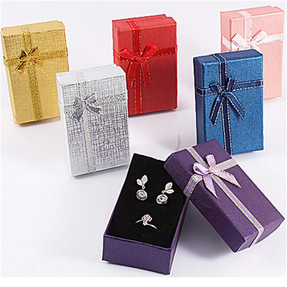 boîtes bijoux or argent rose rouge bleu violet papier brillant motifs géométriques ruban décoratif