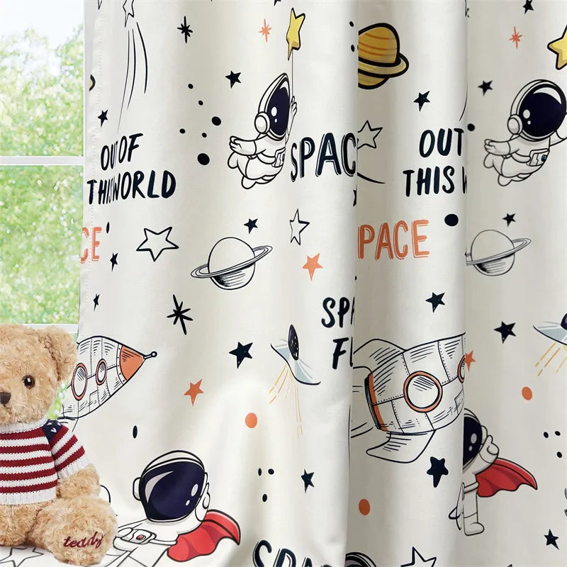 Rideaux occultants pour enfants avec motifs spatiaux, parfaits pour une chambre ludique. Design attrayant avec astronautes, fusées et planètes offrant une ambiance de découverte et d'aventure. Idéal pour les amoureux de l'espace cherchant à personnaliser leur espace avec des éléments inspirants et amusants. Ces rideaux ajoutent une touche décorative tout en bloquant efficacement la lumière pour un repos optimal.