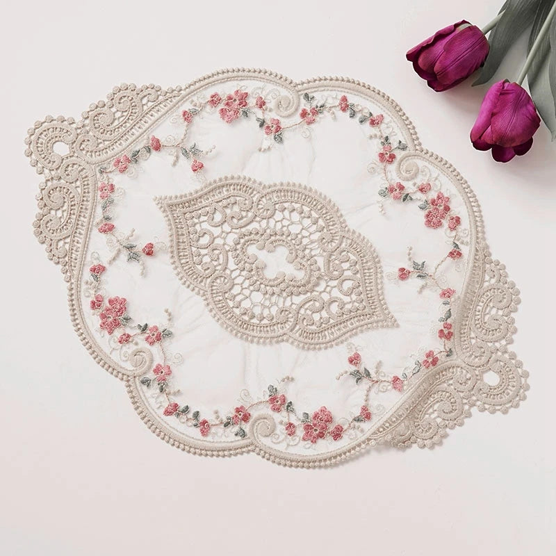 serviettes table vintage blanches rose pâle broderie florale dentelle romantique