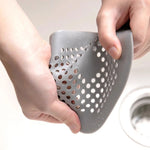 filtre bain réutilisable perforations géométriques adhésif blanc gris moderne respectueux environnement