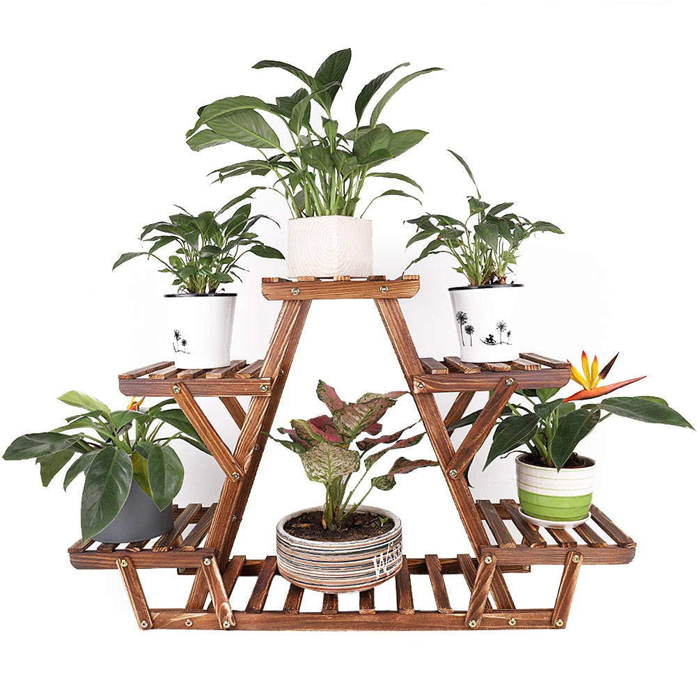Porte plante assemblé dans un salon avec plantes vertes