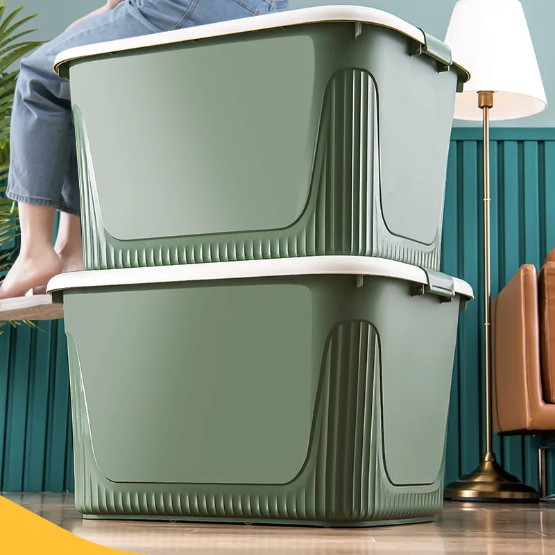 Boîtes de rangement empilées dans un dressing moderne