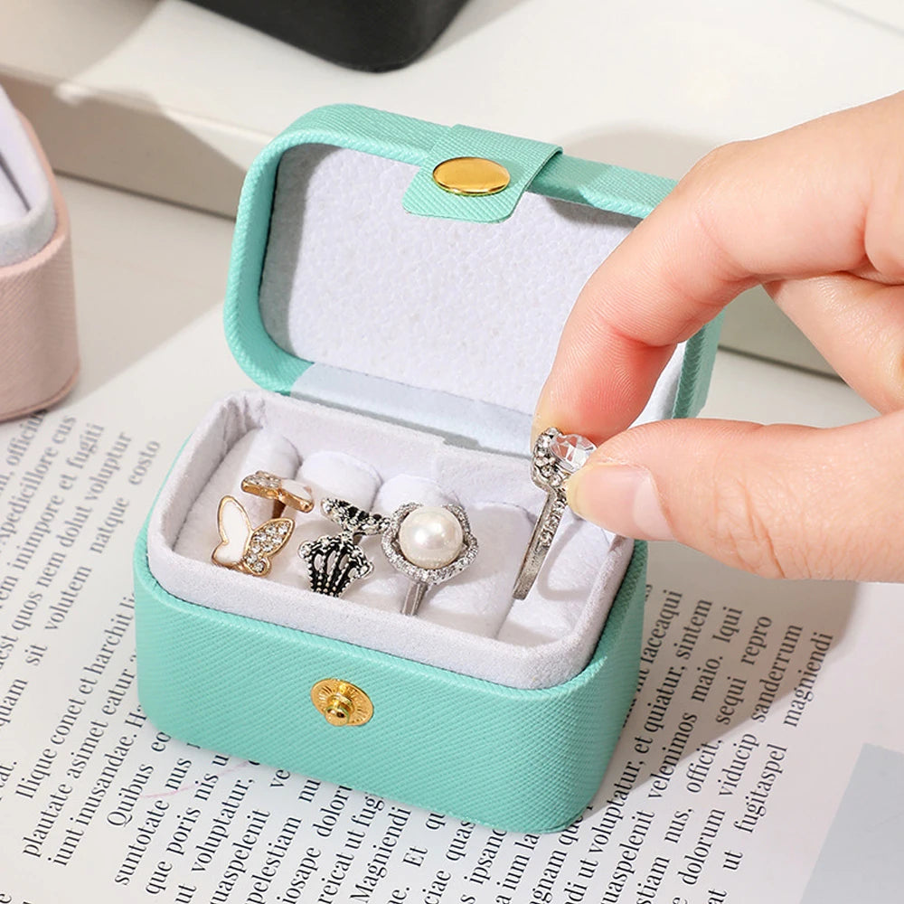 Boîte à bijoux voyage ouverte montrant l'intérieur pour rangement