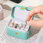 Boîte à bijoux voyage ouverte montrant l'intérieur pour rangement