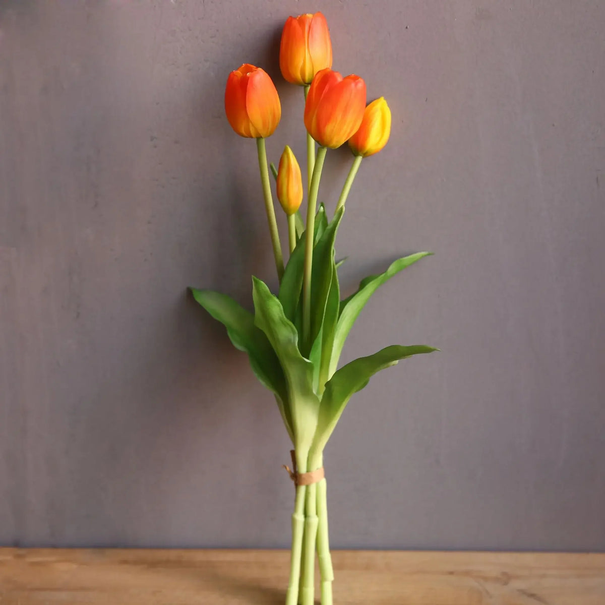 bouquet tulipes artificielles jaune orange rouge blanc décoration intérieure moderne vase verre anniversaire mariage