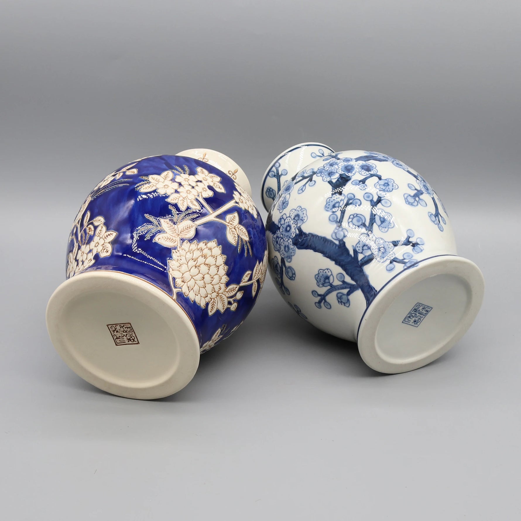Deux vases de porcelaine bleu et blanc ornés de motifs floraux élégants.