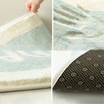 Serviette de bain texturée avec un motif décoratif en noir et blanc.