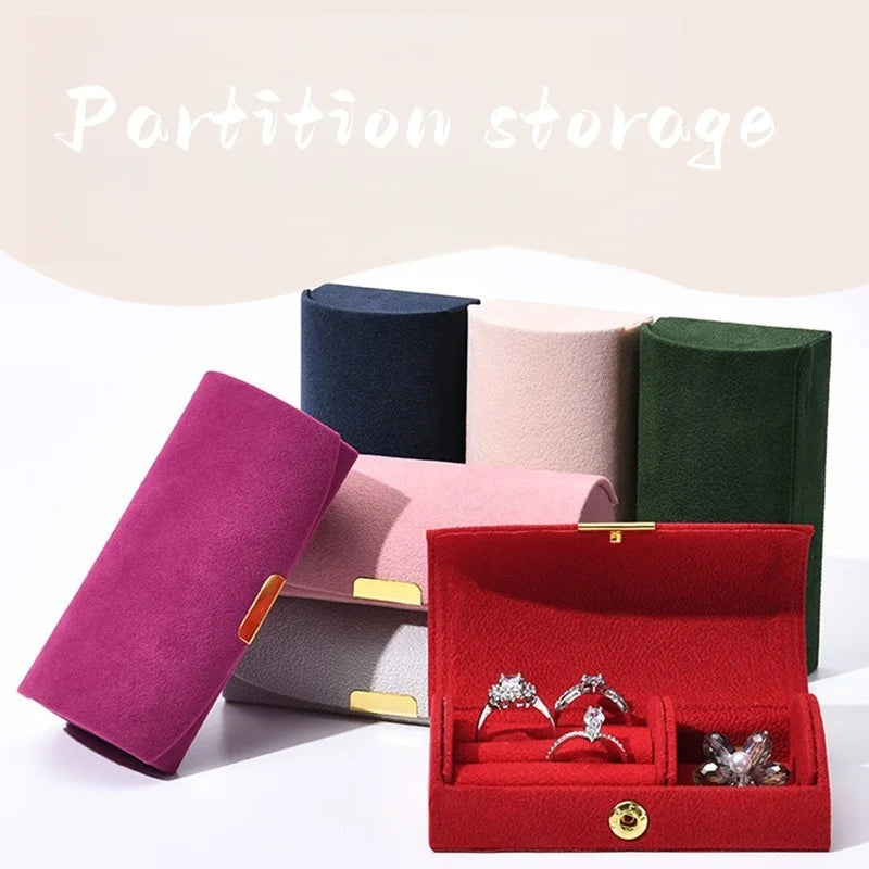 boîtes rangement bijoux velours violet rose gris vert bleu marine contemporaines boutons dorés portables