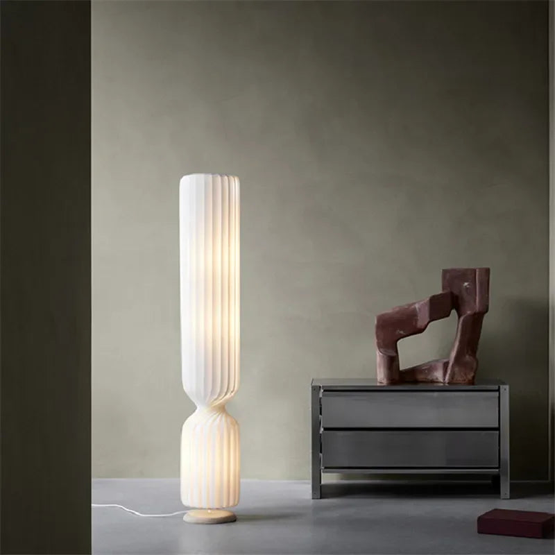 lampe sol moderne blanche tissu rayures verticales cylindrique salon chambre intérieur chic