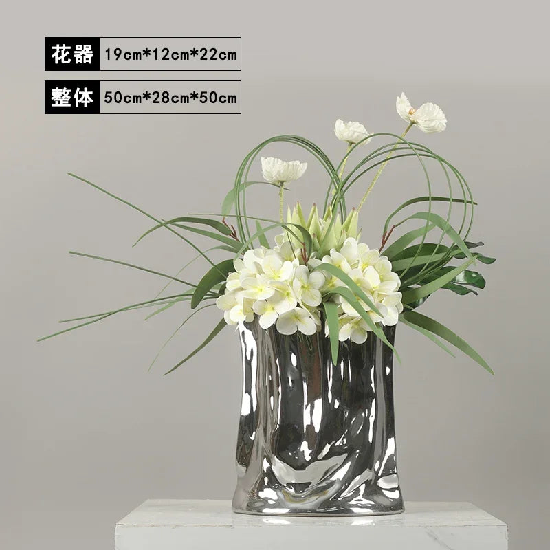 vase moderne argenté brillant fleurs artificielles blanches vertes décoration maison