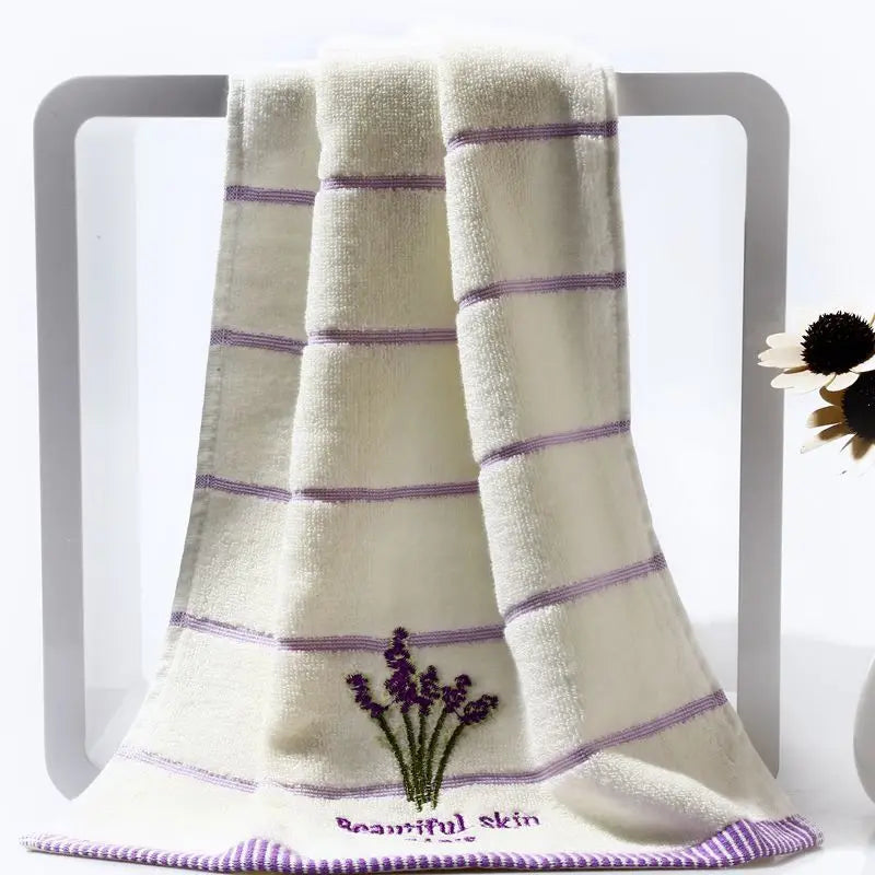 serviettes bain brodées fleurs violettes bordure rayée coton doux visage mains ensemble violet blanc