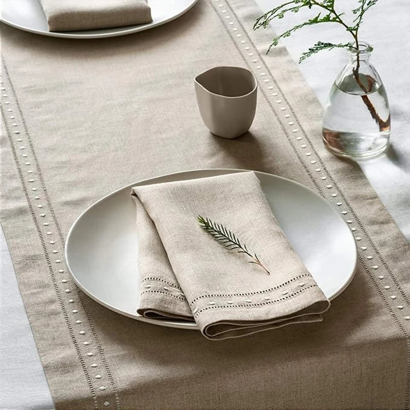 serviettes table lin beige bleu marine points décoratifs bordure brodée classique rustiqueDecorationMaisonResto
