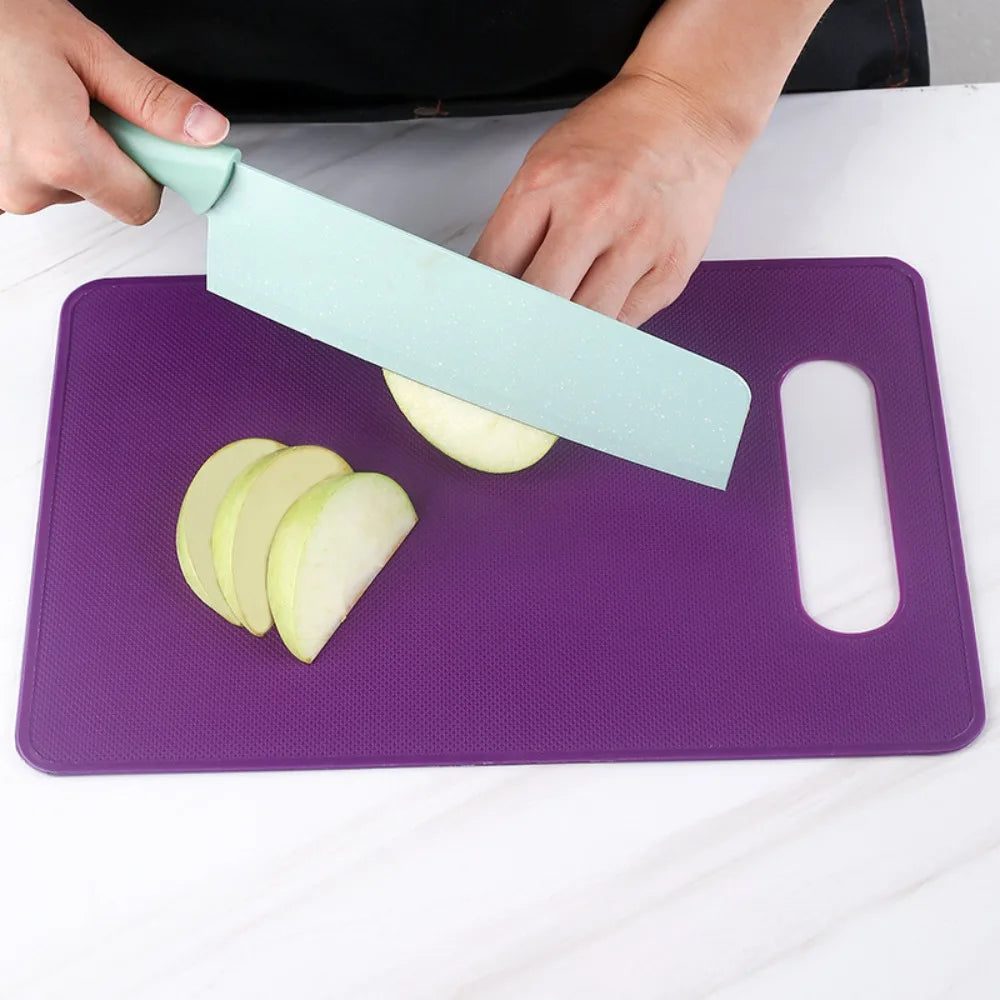 planches découper micro structurées modernes blanc vert rose jaune violet clips poignée écologiques cuisine