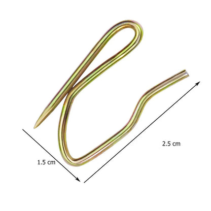 Gros plan d’un crochet à rideau en métal doré avec dimensions indiquées : 2,5 cm de long et 1,5 cm de large.