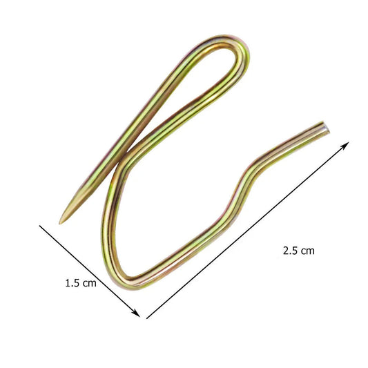 Gros plan d’un crochet à rideau en métal doré avec dimensions indiquées : 2,5 cm de long et 1,5 cm de large.