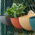 paniers suspendus tissés gris marron orange bleu moderne drainageextérieur