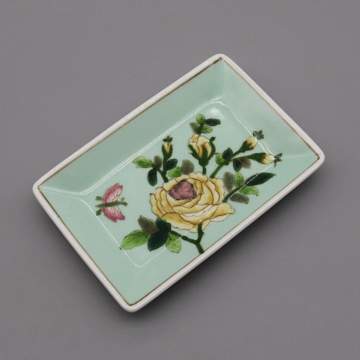 assiettes décoratives artisanales fleurs oiseaux motifs floraux couleurs vertes blanches opaques
