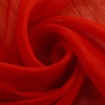 Étoffe rouge fluide, élégante et dynamique pour créations textiles et mode, idéale pour vêtements légers ou accessoires stylés, apportant une touche de sophistication vibrante.