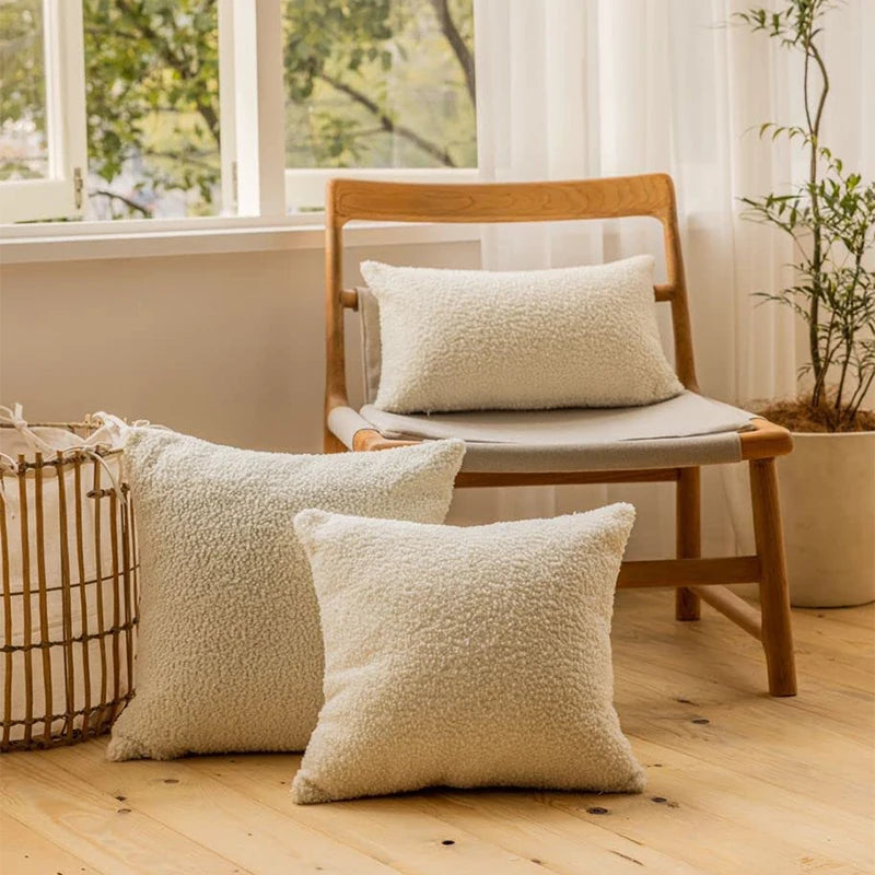 coussin fourrure douce beige clair moderne 45x45cm respectueux environnement fixé boîte parfum livre