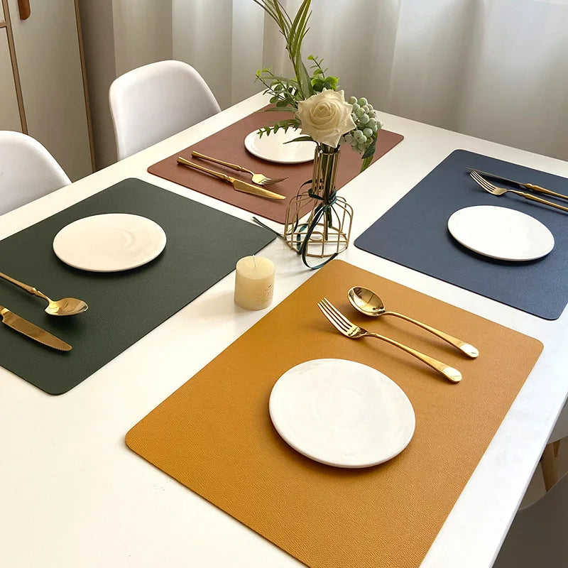 serviettes table moderne bleu marine vert foncé texture cuir minimaliste respectueux environnement opaques