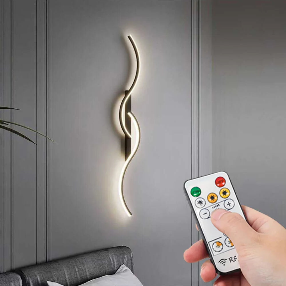 Détail de l'applique murale noire en aluminium avec abat-jour blanc