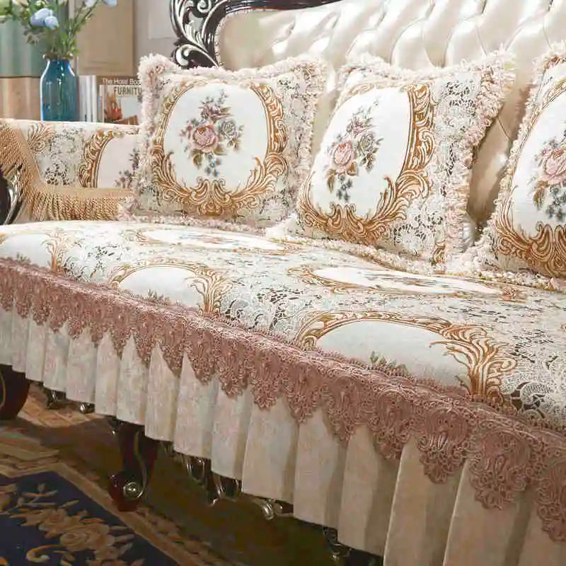 Élégant canapé d'angle capitonné beige et doré avec des motifs floraux, des bordures ornées et des coussins décoratifs.