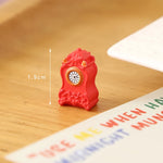 meubles miniatures poupées classiques rouge marron blanc doré texture cuir motifs floraux buste harpe