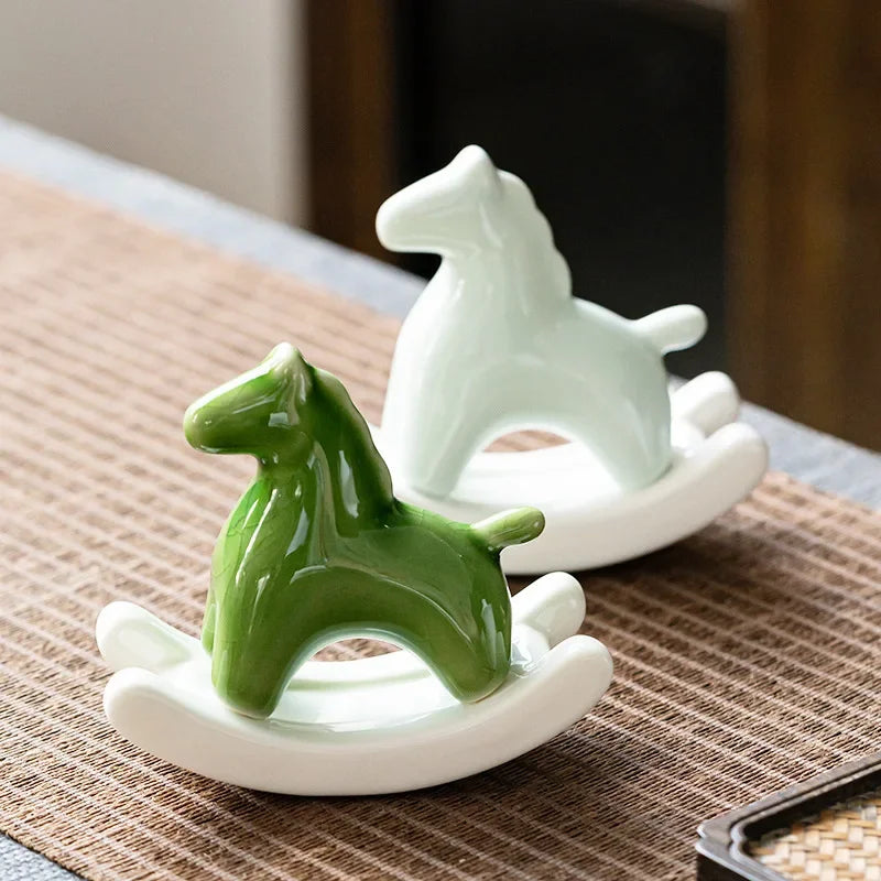 pendentif cheval bascule céramique vert blanc moderne minimaliste deco intérieur élégante tactile brillant