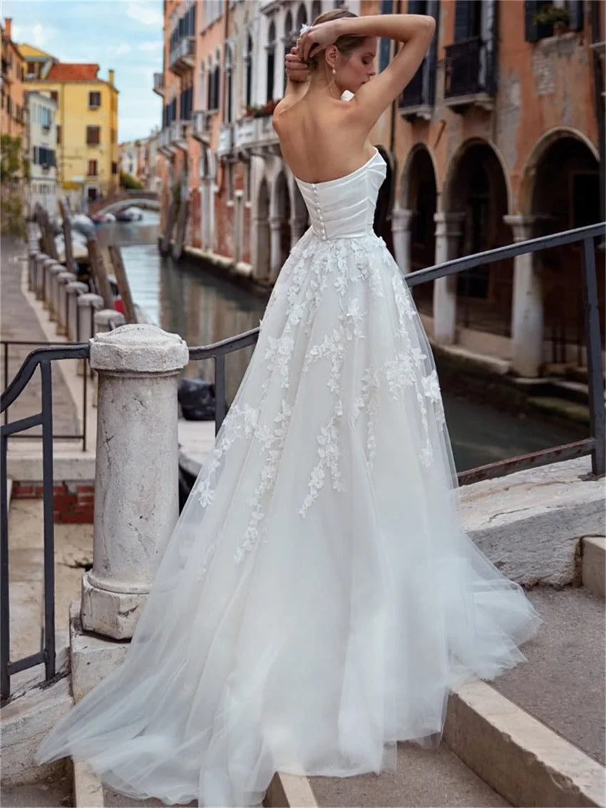 robe mariée blanche bohème sans bretelles dentelle fleurs appliquées longue traîne élégante simple