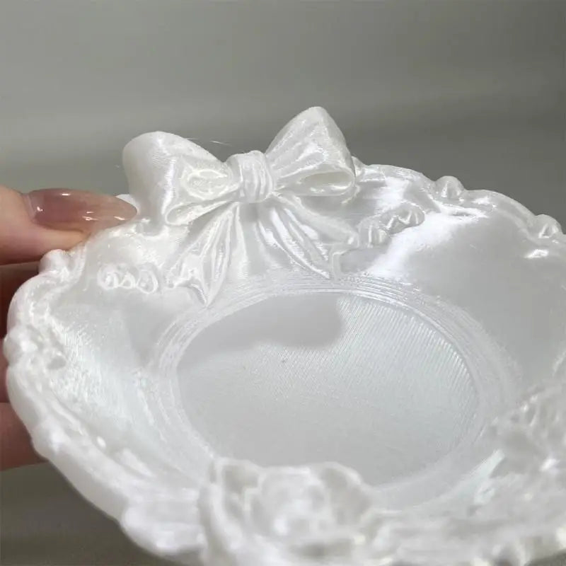 assiette exposant bijoux blanc roses sculptées classique romantique acrylique