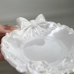 assiette exposant bijoux blanc roses sculptées classique romantique acrylique