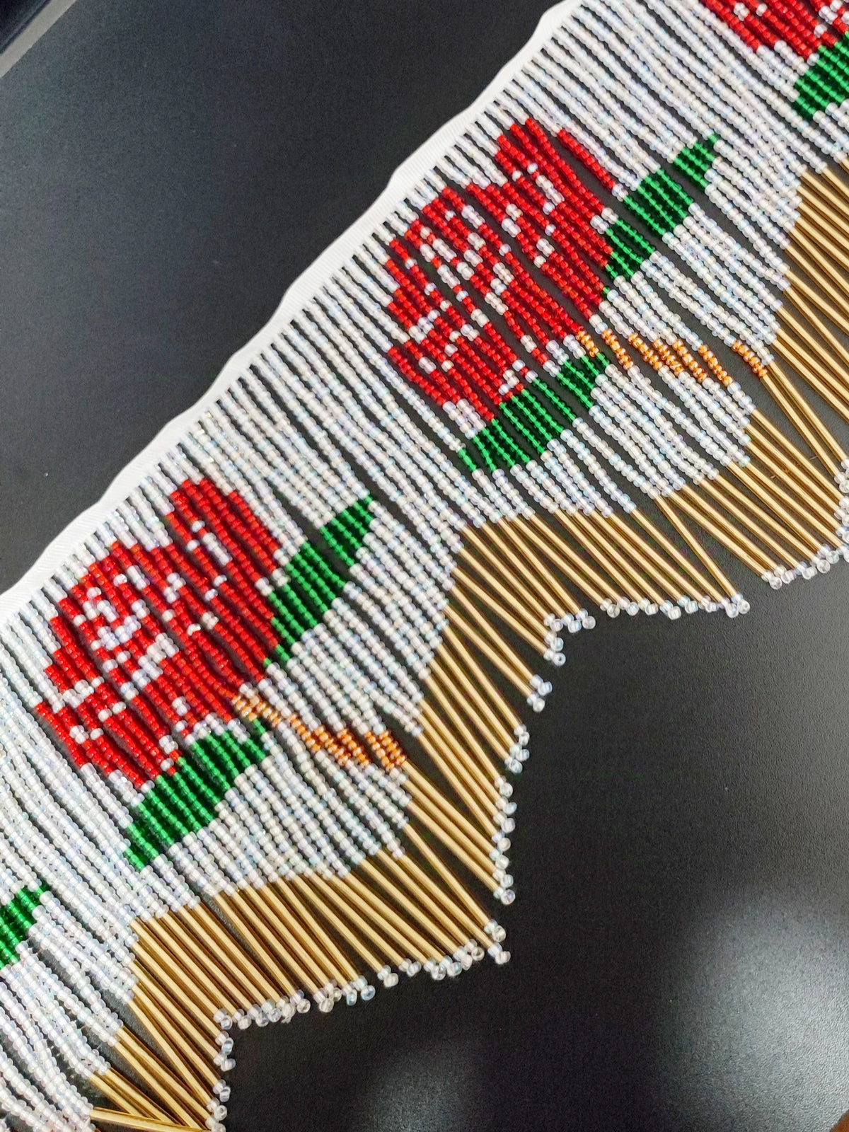 ruban décoratif roses stylisées noir blanc rouge artisanal opacité 15cm large