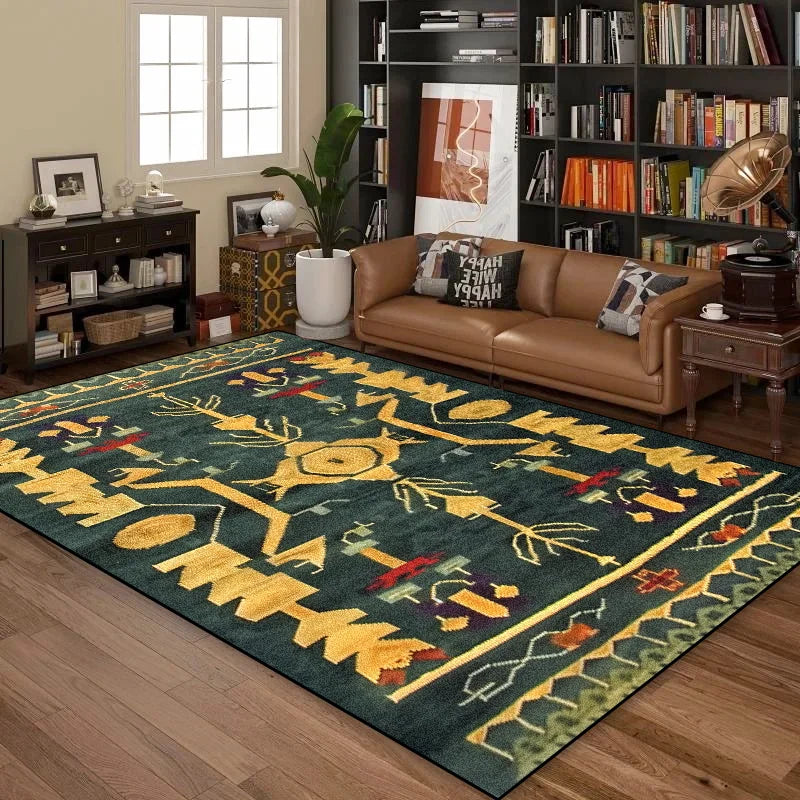 Tapis décoratif aux motifs géométriques colorés, avec des teintes de vert et de jaune, placé dans un salon moderne avec un canapé en cuir brun et une bibliothèque en bois sombre.
