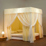 Un beau lit à baldaquin avec des rideaux blancs et jaunes, créant une ambiance de rêve pour une chambre élégante.