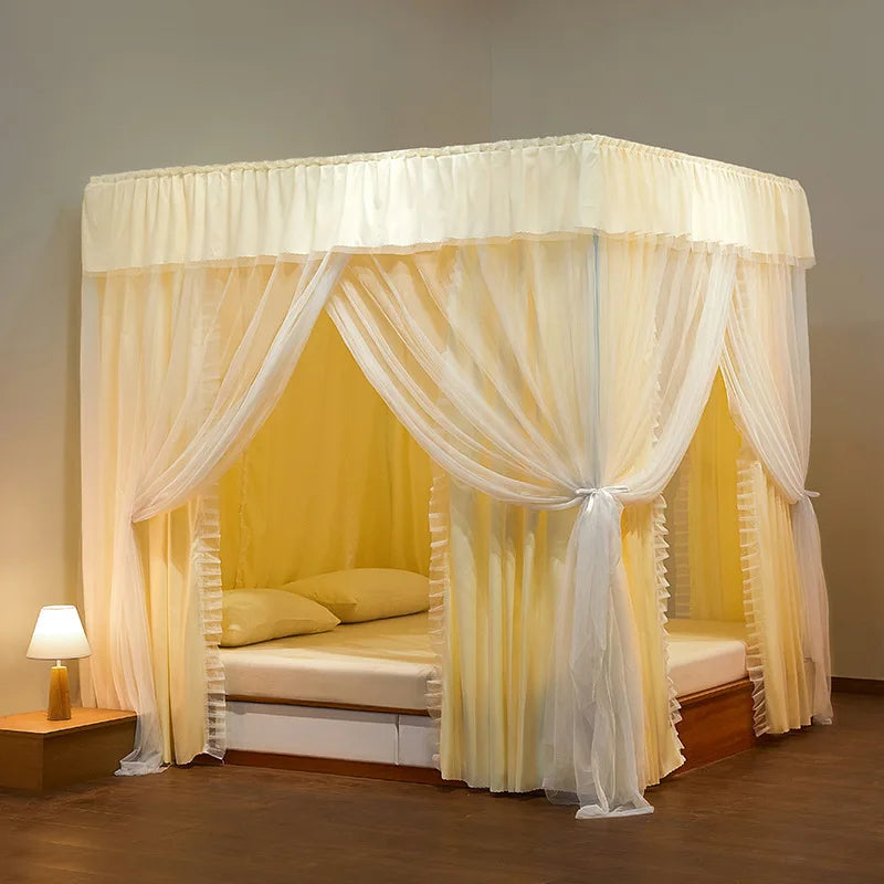 Un beau lit à baldaquin avec des rideaux blancs et jaunes, créant une ambiance de rêve pour une chambre élégante.