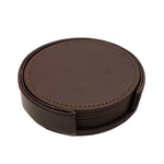 Il s'agit d'un ensemble de sous-verres ronds en cuir marron foncé avec des coutures visibles sur les bords.