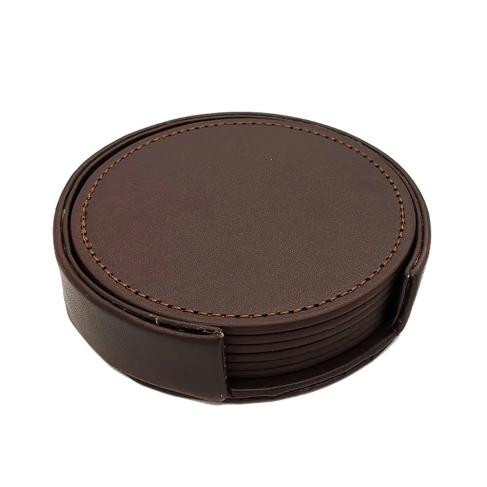 Il s'agit d'un ensemble de sous-verres ronds en cuir marron foncé avec des coutures visibles sur les bords.