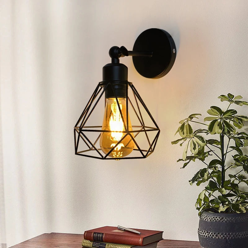 lampe murale industrielle grille géométrique noire éclairage intérieur vis fixations flux lumineux faible moderne