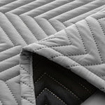 Couverture matelassée grise avec motif en chevrons, idéale pour ajouter confort et style à tout intérieur moderne. Parfaite pour le salon ou la chambre, elle offre une touche élégante tout en restant fonctionnelle et facile à entretenir.