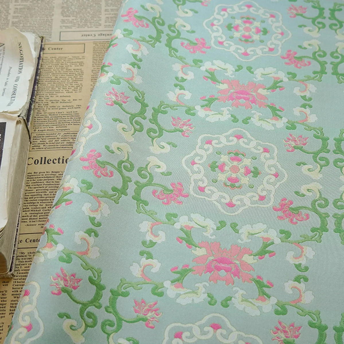 tissu imprimé floral bleu clair rose vert fleurs vintage polyester classique 150cm