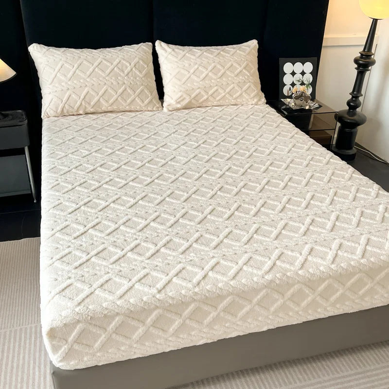 Élégante parure de lit couvrant un sommier sombre avec des coussins assortis, offrant un environnement de chambre confortable et sophistiqué.