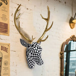 décoration murale tête cerf or noir blanc moderne checkerboard