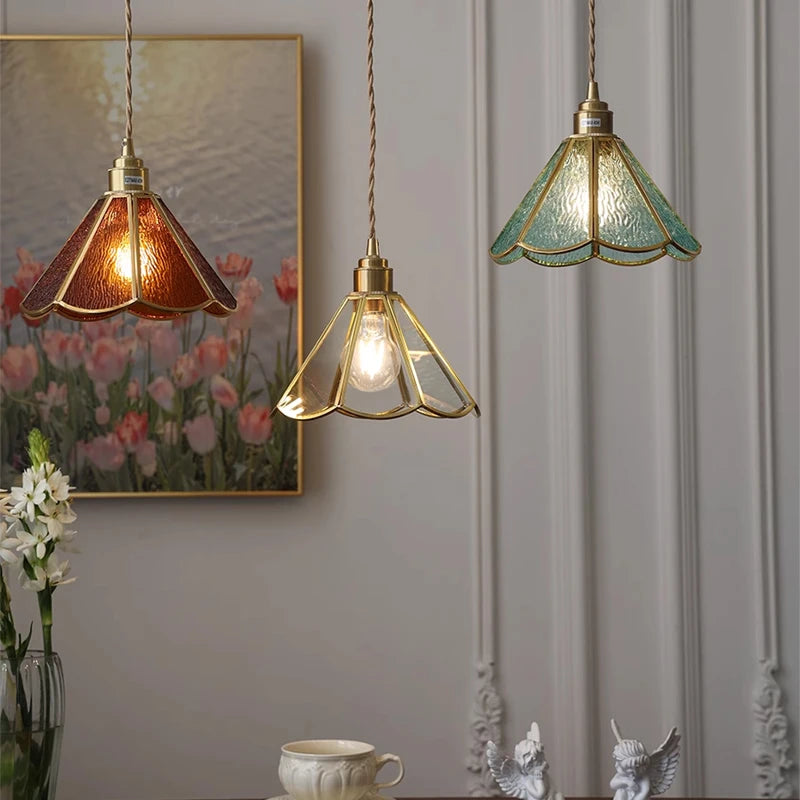 suspension lumineuse verre teinté art deco or marron bleu clair motifs géométriques opacité chaînes