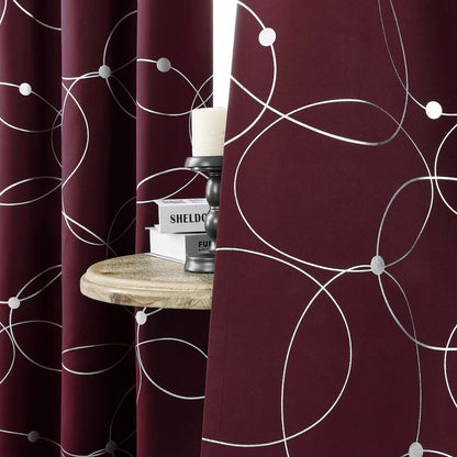 Zoom sur le tissu bordeaux à motifs blancs des rideaux, mettant en valeur la texture douce et la qualité du tissu.